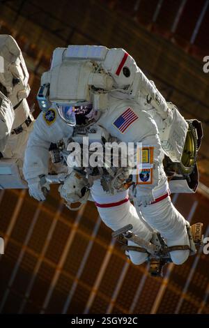 ISS - 30 gennaio 2025 - l'astronauta della NASA e il comandante della spedizione 72 Suni Williams è attaccato al braccio robotico Canadarm2 che si aggancia all'effettore finale del braccio robotico Foto Stock