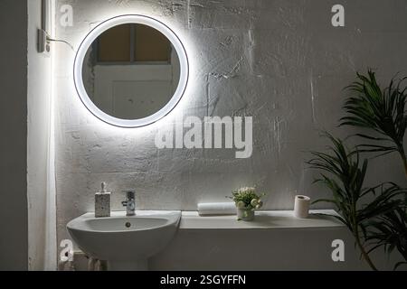 Interno del bagno con lavabo e specchio con riflesso. Con spazio per copiare. Foto di alta qualità Foto Stock