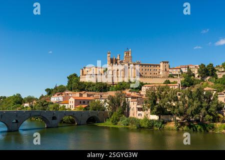 Cathedrale Saint Nazaire et Saint Celse de Beziers e Pont Vieux sul fiume Orb, Beziers, Herault, Occitanie, Francia, Europa Foto Stock