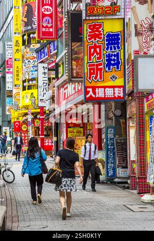 Tokyo, Giappone - 23 giugno 2016: Le trafficate e affollate vie dello shopping di Shibuya a Tokyo, Giappone, un punto di riferimento per l'intrattenimento, lo shopping, la moda e. Foto Stock