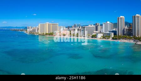 Veduta aerea di Waikiki Beach e del Royal Hawaiian Hotel a Honolulu Foto Stock