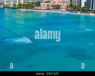 Veduta aerea di Waikiki Beach e del Royal Hawaiian Hotel a Honolulu Foto Stock
