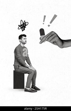Immagine collage verticale delle dita del braccio grande tenere pillola dare minigioco ragazzo mini nero colori bianchi isolati su sfondo creativo Foto Stock