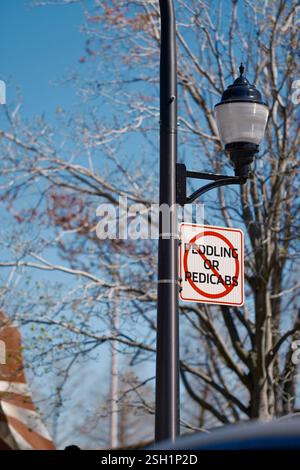 Cartello di avvertimento sulla parte anteriore dell'albero Foto Stock