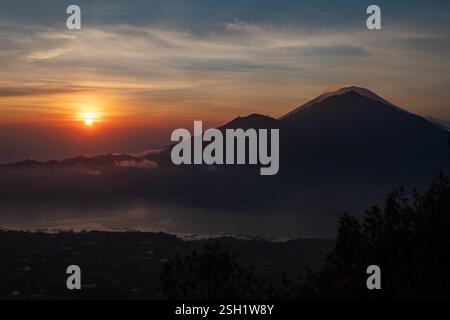 Vista all'alba del monte Abang e del lago Batur dalla salita del monte Vulcano Batur sull'isola di Bali, Indonesia. Foto Stock