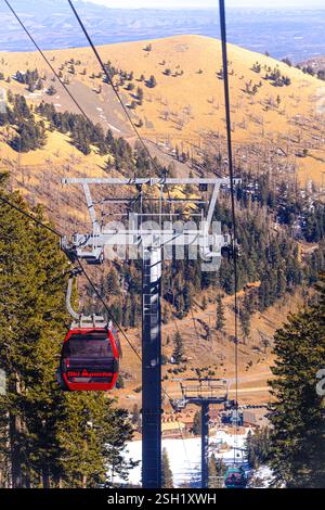 Skilift Red Gondola nel paesaggio panoramico montano Foto Stock