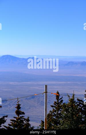 L'orizzonte nebuloso sul vasto paesaggio del deserto Foto Stock