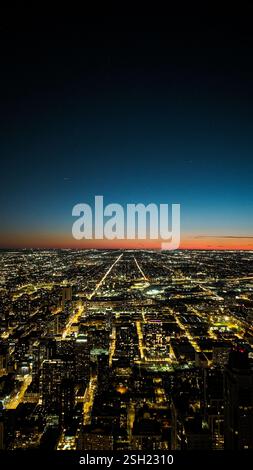 Le luci notturne di Chicago illuminano il paesaggio urbano Foto Stock