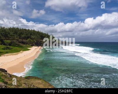 Vista panoramica della spiaggia Gris Gris sul cielo, Souillac, Mauritius. Spiaggia sulla costa meridionale di Mauritius, Africa. Foto Stock