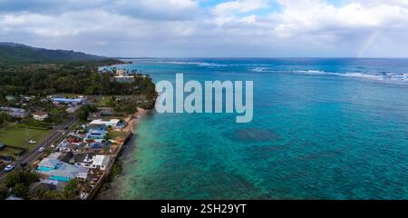 Veduta aerea della costa di Oahu con l'area residenziale e l'arcobaleno Foto Stock