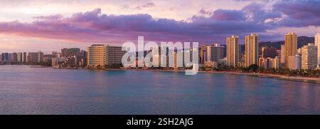 Vista aerea di Waikiki Beach e dello skyline di Honolulu al tramonto Foto Stock