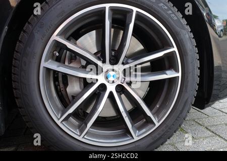 Hoofddorp, Paesi Bassi 14 agosto 2023 - il volante di una costosa BMW: Un pneumatico Pirelli, un cerchione originale in lega di alluminio di BMW e il disco del freno Foto Stock