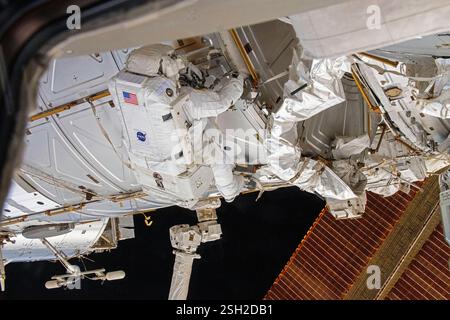 ISS - 30 gennaio 2025 - l'astronauta della NASA e l'ingegnere di volo della Expedition 72 Butch Wilmore lavora fuori dalla stazione spaziale Internazionale durante un quintetto Foto Stock