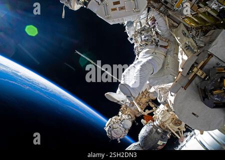ISS - 30 gennaio 2025 - l'astronauta della NASA e l'ingegnere di volo della Expedition 72 Butch Wilmore lavora fuori dalla stazione spaziale Internazionale durante un quintetto Foto Stock