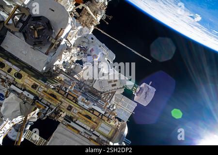 ISS - 30 gennaio 2025 - l'astronauta della NASA e il comandante della spedizione 72 Suni Williams è attaccato al braccio robotico Canadarm2 che si aggancia all'effettore finale del braccio robotico Foto Stock