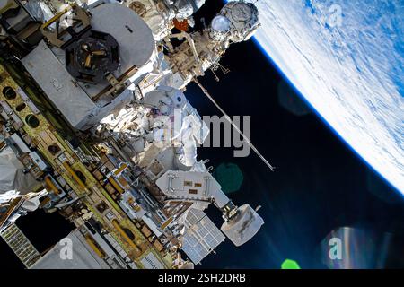 ISS - 30 gennaio 2025 - l'astronauta della NASA e il comandante della spedizione 72 Suni Williams è attaccato al braccio robotico Canadarm2 che si aggancia all'effettore finale del braccio robotico Foto Stock