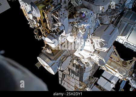 ISS - 30 gennaio 2025 - l'astronauta della NASA e l'ingegnere di volo della Expedition 72 Butch Wilmore lavora fuori dalla stazione spaziale Internazionale durante un quintetto Foto Stock