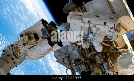 ISS - 30 gennaio 2025 - l'astronauta della NASA e il comandante della spedizione 72 Suni Williams è attaccato al braccio robotico Canadarm2 che si aggancia all'effettore finale del braccio robotico Foto Stock