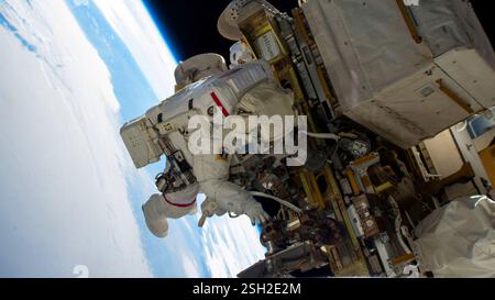 ISS - 30 gennaio 2025 - l'astronauta della NASA e l'ingegnere di volo della Expedition 72 Butch Wilmore lavora fuori dalla stazione spaziale Internazionale durante un quintetto Foto Stock