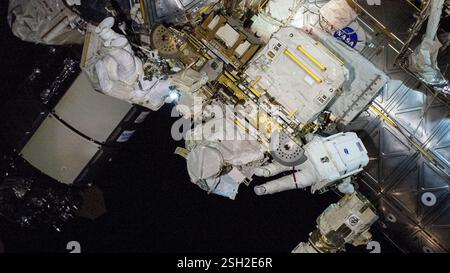 ISS - 30 gennaio 2025 - l'astronauta della NASA e l'ingegnere di volo della Expedition 72 Butch Wilmore e Suni Williams lavorano fuori dalla stazione spaziale Internazionale Foto Stock