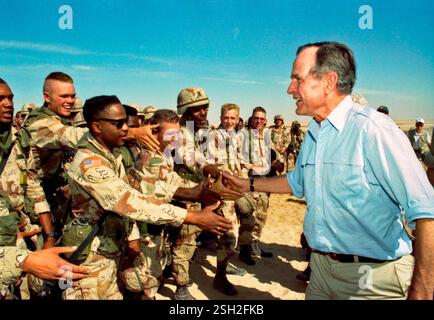 ARABIA SAUDITA - 22 novembre 1990 - il presidente degli Stati Uniti George Bush parla con le truppe in Arabia Saudita nell'allestimento dell'operazione Desert Storm - quale pus Foto Stock