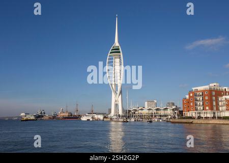 Spinnaker Tower e lungomare di Portsmouth con la Queen Elizabeth Carrier Foto Stock