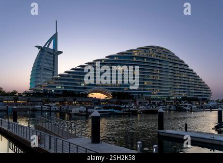 Il Burj al Arab di Dubai è stato girato dalla Marsa al Arab Walk, accanto alla Marsa al Arab Marina. In primo piano si trova l'hotel Jumeirah Marsa al Arab. Foto Stock