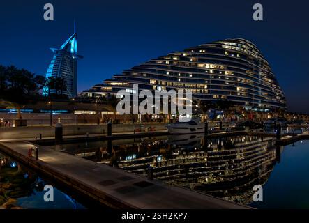 Il Burj al Arab di Dubai è stato girato dalla Marsa al Arab Walk, accanto alla Marsa al Arab Marina. In primo piano si trova l'hotel Jumeirah Marsa al Arab. Foto Stock