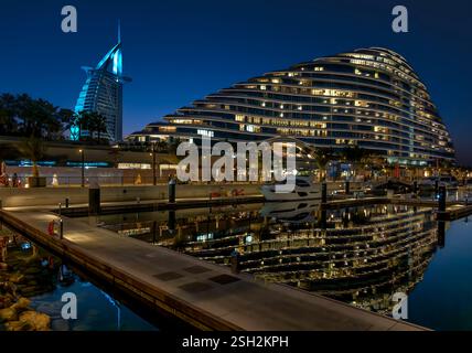 Il Burj al Arab di Dubai è stato girato dalla Marsa al Arab Walk, accanto alla Marsa al Arab Marina. In primo piano si trova l'hotel Jumeirah Marsa al Arab. Foto Stock