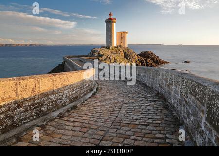 276 Faro di Phare du Petit Minou sulla sponda nord dello stretto di Goulet de Brest segnando la rotta per entrare nel porto. Plouzané-Bretagna-Francia. Foto Stock