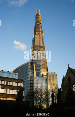 Londra, Regno Unito - 23 marzo 2024; The Shard ha usato una torre di vetro e acciaio che si erge sopra lo skyline Foto Stock