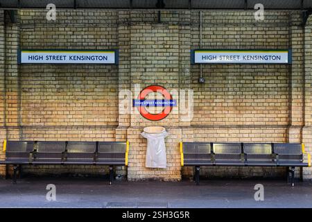 Londra, Regno Unito - 23 marzo 2024; cartello con il nome in High Street Kensington sulla metropolitana di Londra Foto Stock