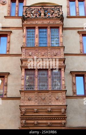 Le maschere grottesche che decorano l'oriel della Casa delle teste a Colmar Foto Stock