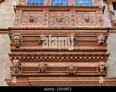 Le maschere grottesche che decorano l'oriel della Casa delle teste a Colmar Foto Stock