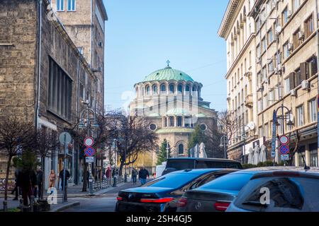 Vista sulla strada della cattedrale di Santa Nedelya a Sofia, Bulgaria Foto Stock