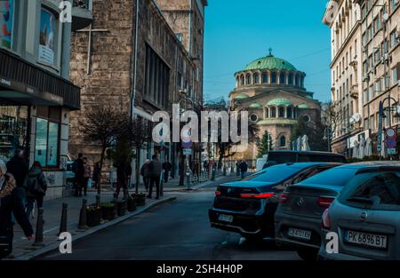 Vista sulla strada della cattedrale di Santa Nedelya a Sofia, Bulgaria Foto Stock