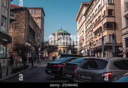 Vista sulla strada della cattedrale di Santa Nedelya a Sofia, Bulgaria Foto Stock