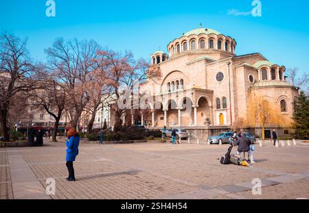 Vista sulla strada della cattedrale di Santa Nedelya a Sofia, Bulgaria Foto Stock