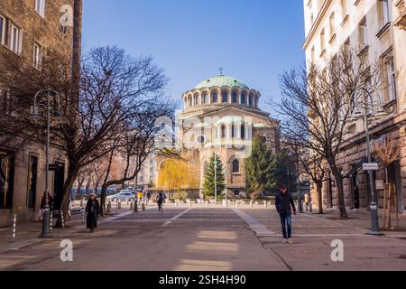 Vista sulla strada della cattedrale di Santa Nedelya a Sofia, Bulgaria Foto Stock
