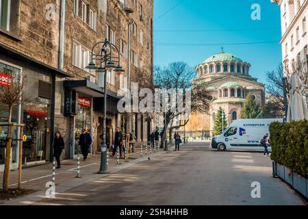 Vista sulla strada della cattedrale di Santa Nedelya a Sofia, Bulgaria Foto Stock