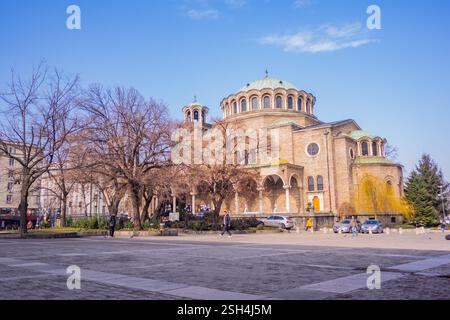 Vista sulla strada della cattedrale di Santa Nedelya a Sofia, Bulgaria Foto Stock