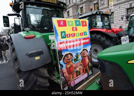 Londra, Regno Unito. 10 febbraio 2025. Un cartello raffigurante i personaggi dei cartoni animati Bill e Ben The Flower Pot Men accusa il Segretario di Stato per l'ambiente, l'alimentazione e gli affari rurali Steve Reed e il Cancelliere dello Scacchiere Rachel Reeves di essere "i ladri comunisti" durante una protesta degli agricoltori contro i cambiamenti della tassa di successione sui terreni agricoli. L'evento, organizzato da "Save British Farming” e "Fairness for Farmers”, si è svolto prima che i parlamentari discutessero una petizione in Parlamento che chiedeva che i terreni agricoli rimanessero esenti dall'imposta sulle successioni. Crediti: Ron Fassbender/Alamy Live News Foto Stock
