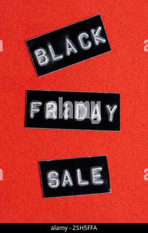 Testo di vendita del Black Friday su sfondo rosso. Black Friday Foto Stock
