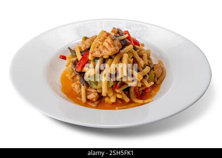 Tagliatelle indonesiane Bami Goreng con pollo, funghi e verdure in piatto bianco isolato su bianco con percorso di ritaglio incluso Foto Stock
