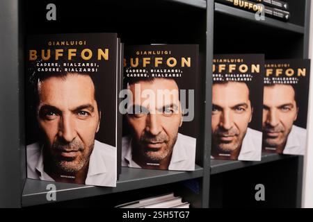 Torino, Italia. 10 febbraio 2025. Gianluigi Buffon presenta il libro “cadere, rialzarsi, cadere, rialzarsi” per OGR Talksin collaborazione con Mondadori presso OGR di Torino, Italia - notizie - 10 febbraio 2025. (Foto di Fabio Ferrari/LaPresse) Gianluigi Buffon presenta il libro “Falling, Rising, Falling, Rising” per OGR Talks in collaborazione con Mondadori. Italia - News - 10 febbraio 2025. (Foto di Fabio Ferrari/LaPresse) credito: LaPresse/Alamy Live News Foto Stock