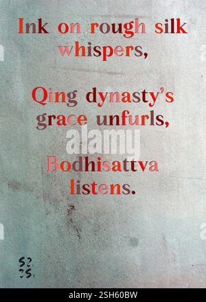 Bodhisattva ascolta i sussurri di seta ruvidi, la grazia della dinastia Qing si dispiega. La Gilda degli scrittori d'argento di Nuria del Horizonte. Arte di Zsuzsa Szikra. Poetry Art Print, Triplumes è una forma poetica unica ispirata al tradizionale haiku, composta da tre righe che catturano momenti di chiarezza, emozione e approfondimento. Nella nostra collezione abbracciamo la libertà del linguaggio, dove la fusione delle parole e la rimozione dei trattini è più di una scelta stilistica: È un modo per trasmettere unità e vicinanza tra le idee, creando un'espressione fluida e compatta che risuona con i ritmi della vita moderna. Foto Stock