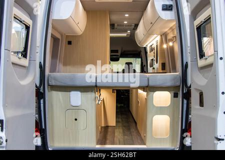 Vista interna della portiera posteriore di una roulotte camper Foto Stock