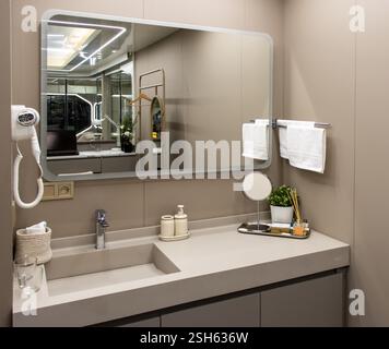 Bagno moderno e pulito con lavandino Foto Stock