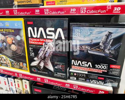 Kiev, Ucraina - 09 febbraio 2025: Vari puzzle 3D a tema NASA e spaziale esposti in un negozio di giocattoli. Foto Stock