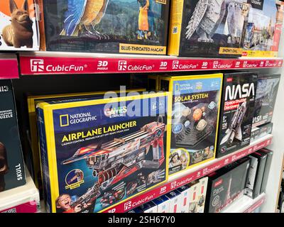 Kiev, Ucraina - 09 febbraio 2025: Coloratissimi giocattoli educativi scientifici e spaziali in mostra in un negozio al dettaglio Foto Stock